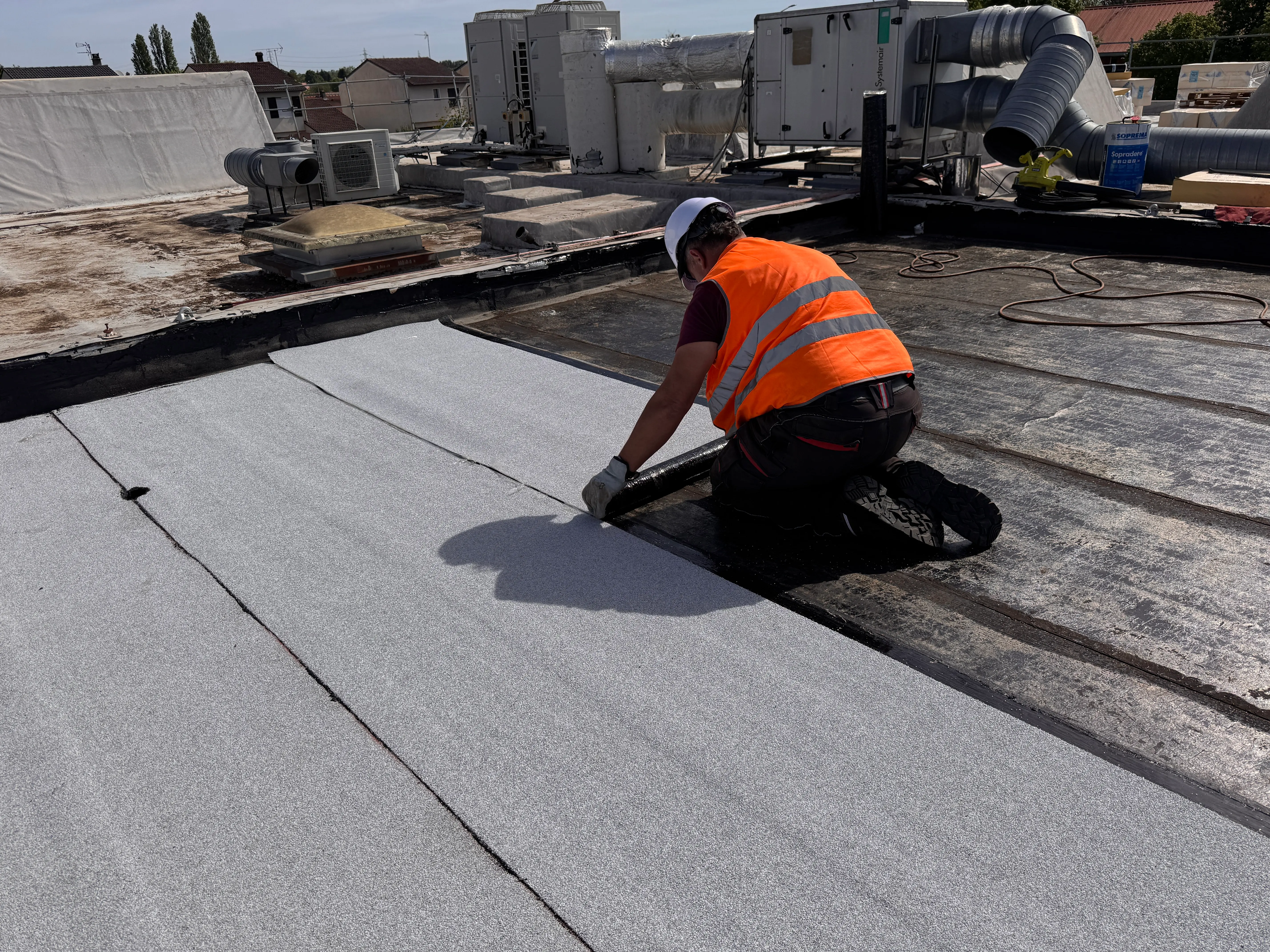 Déroulage couche finition blanche cool roof