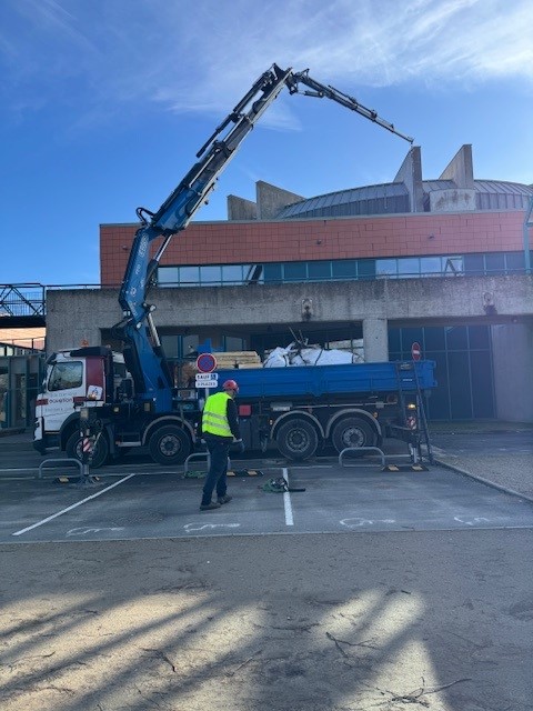 Camion grue livrant l'isolation thermique PIR pour la réfection d'étanchéité de la toiture-terrasse du Yzeurespace à Yzeure