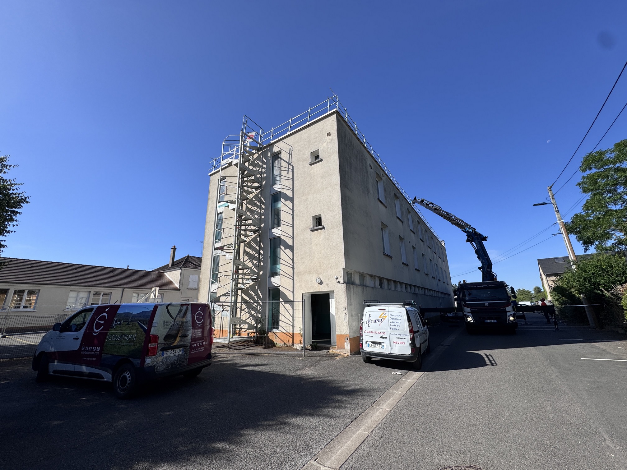 Tour escalier pour accès toiture , levage des amtéraiux avec notre camion grue